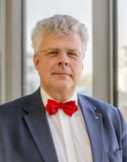 17.10.2018, Berlin: Christian Höppner, Präsident des Deutschen Kulturrates, steht bei der Vorstellung des Buches «Wachgeküsst. 20 Jahre neue Kulturpolitik des Bundes 1998-2018» in der Akademie der Künste mit dem Brandenburger Tor im Hintergrund. Foto: Christoph Soeder/dpa | Verwendung weltweit