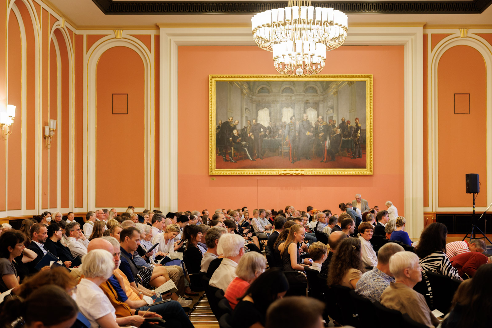 Gespanntes Warten: Der vollbesetzte Festsaal im Roten Rathaus Galerie-Bild 2